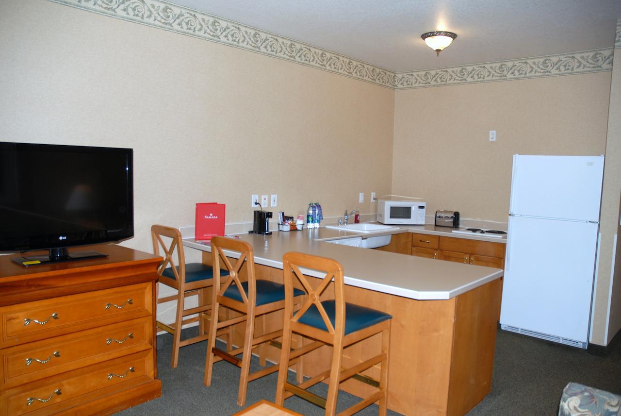 מלון Ramada By Wyndham אולימפיה חדר תמונה A typical kitchen in a typical hotel room